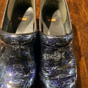 Dansko XP 2.0 navy embossed patent leather clogs. Size 40.